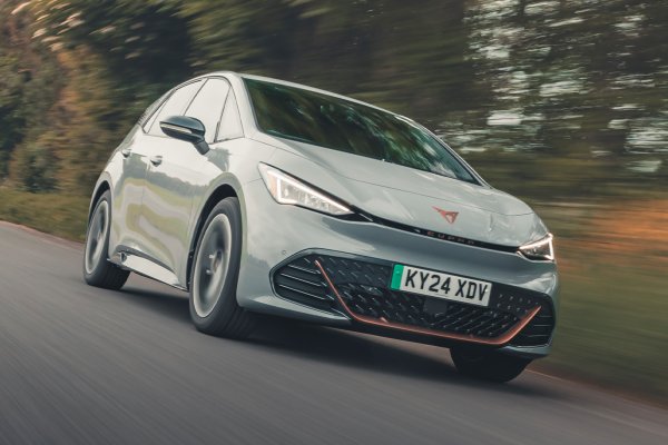 Cupra Born е сред електрически коли със задно задвижване, които се продават и днес. Минава за една от най-добрите за ежедневна употреба.

Предлагайки между 201 и 227 коня, Born може да стигне от 0 до 100 километра в час само за 6,6 сек. Обхватът е 426 километра ако изберете по-малката батерия от 58kWh. По-голямата от 77kWh може да измине около 550 км.

Една от най-примамливите характеристики на тази Cupra е нейното RWD оформление. Отзад монтираният мотор помага за осигуряването на хечбека с разпределение на теглото 50:50, а  съчетано с твърдо окачване, гарантира истинско забавление.
 
Този по-динамичен испански брат на Volkswagen ID 3 е изненадващо удобен. Не и  перфектен. Информационно-развлекателната система на Born е бавна, с бъгове и объркваща навигация на моменти. Може да получите повече мощност и обхват за подобни пари. 